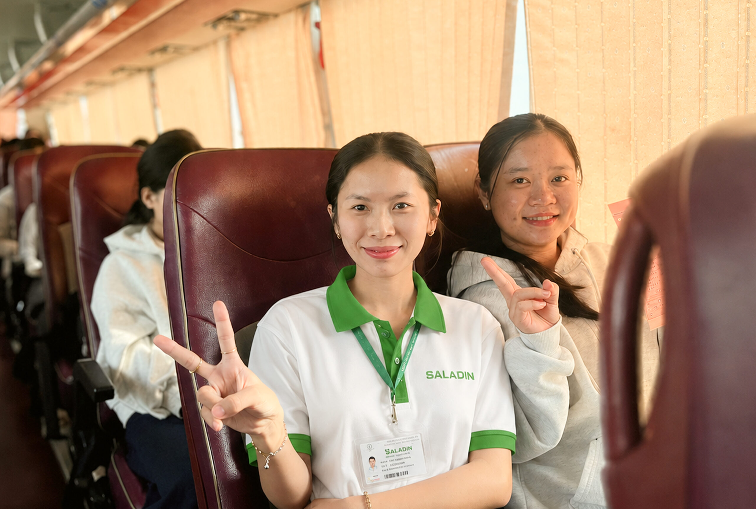 Sinh viên vẫy tay chào người thân khi xe về làng